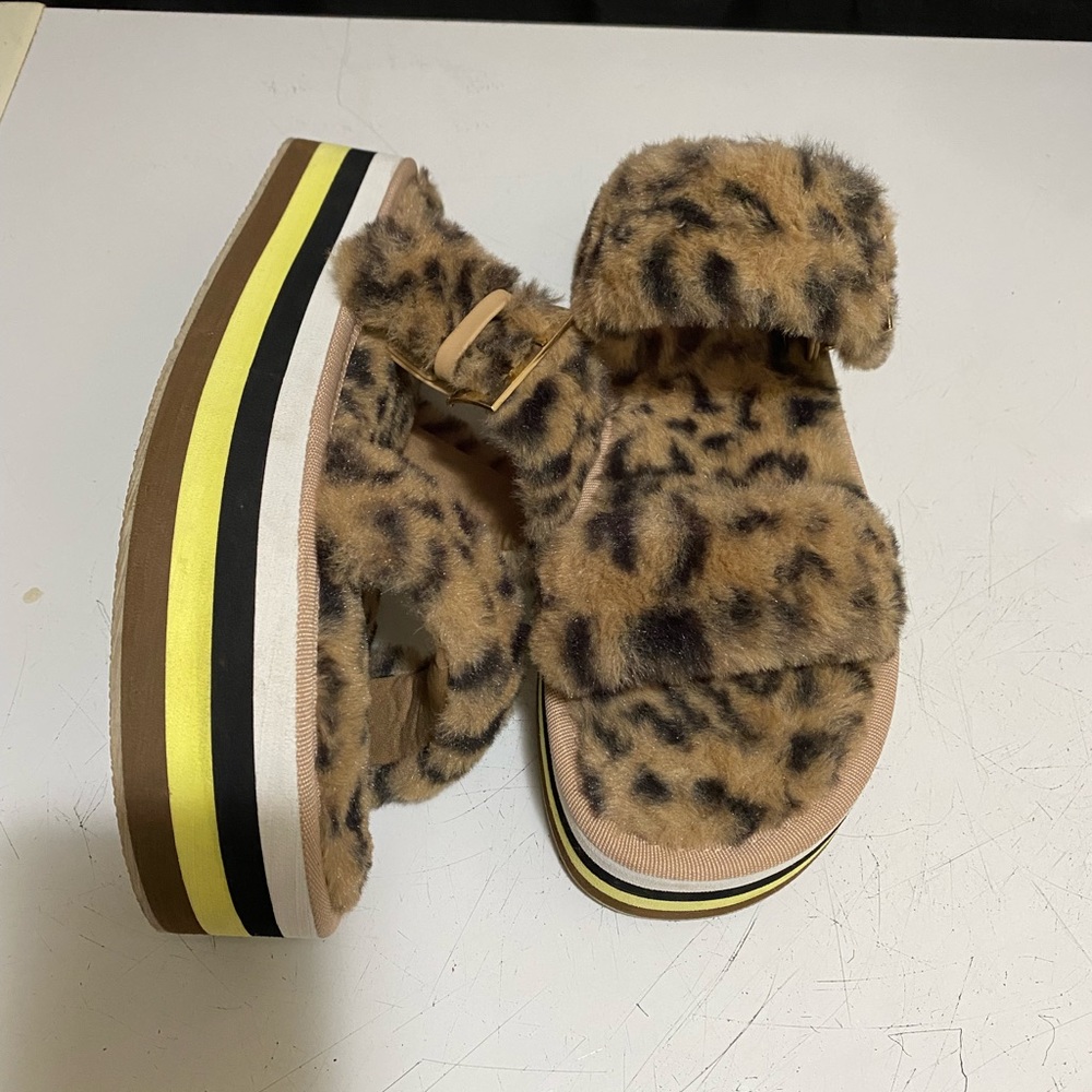 New Wild Diva tiger stripe side in sandals size 10